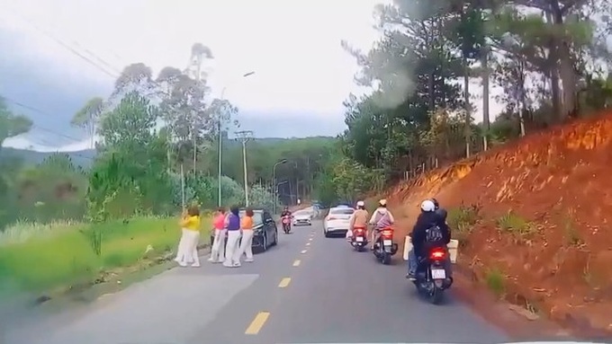 Women group fined for practising yoga in middle of road - 2