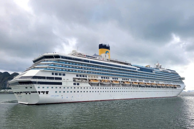 Five-star cruise ship brings thousands of foreign tourists to Ha Long - 1 Five-star cruise ship brings thousands of foreign tourists to Ha Long - 1