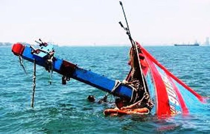 One dead, five missing after a boat sunk by freak wave - 1