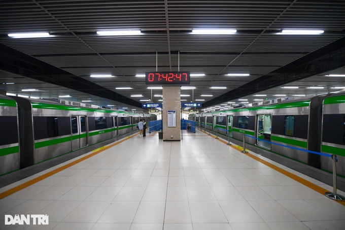 Hanoi metro passenger numbers fall after ticket sales begin - 2