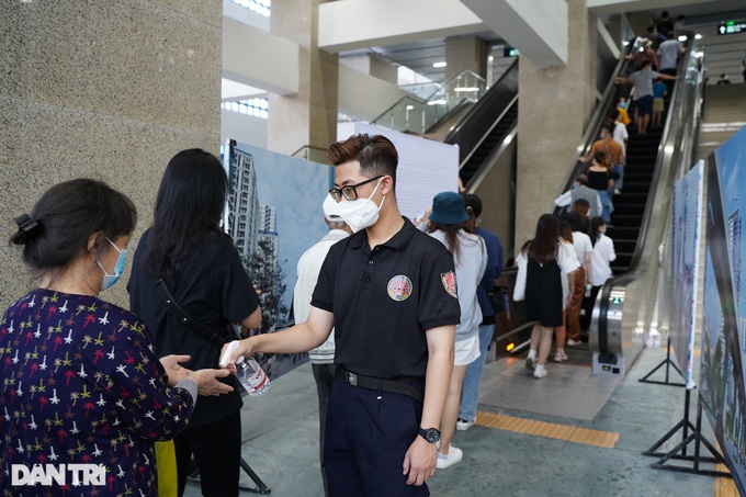 Large crowds queue to experience first metro services in Hanoi - 5