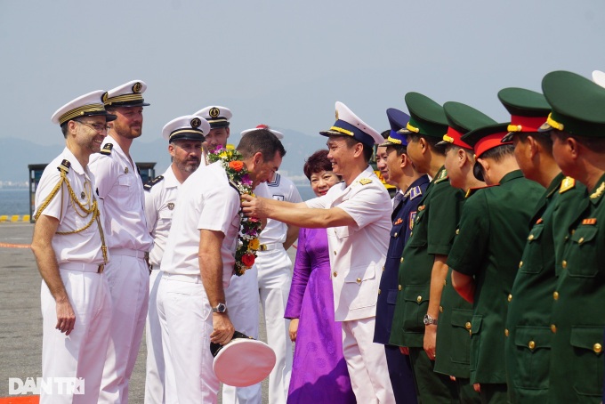 French frigate Vendemiaire arrives in Danang for five-day visit - 2 French frigate Vendemiaire arrives in Danang for five-day visit - 2