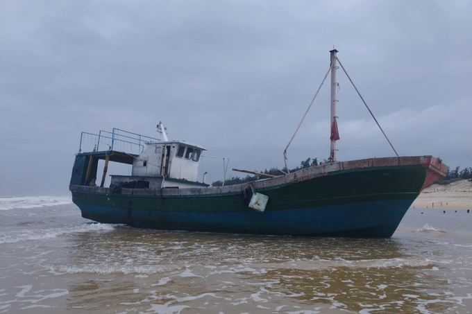 Abandoned boats drifting onto Quang Tri beaches auctioned - 1