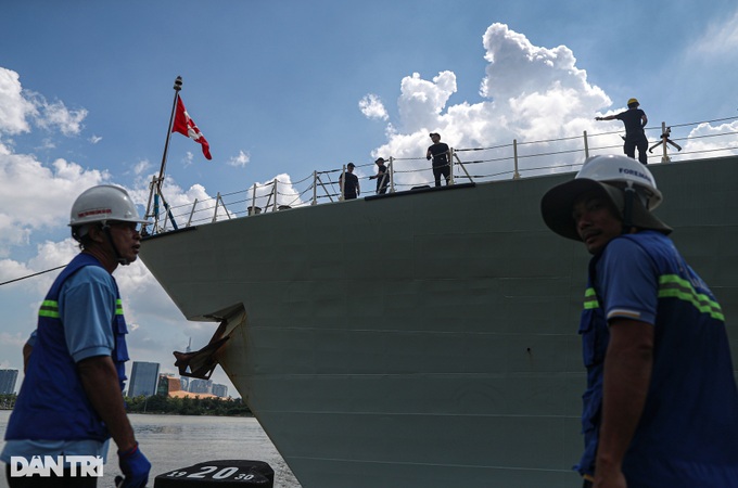 Canadian navy ship visits HCM City - 5 Canadian navy ship visits HCM City - 5