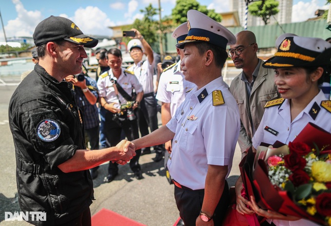Canadian navy ship visits HCM City - 1 Canadian navy ship visits HCM City - 1