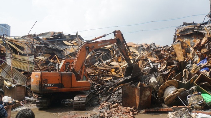 Detoxification work at Hanoi burnt-down light bulb firm begins - 4
