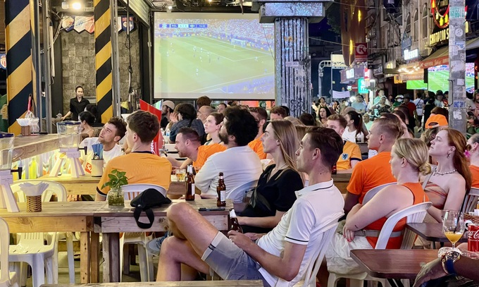 HCM City street bustles during Euro season - 3 HCM City street bustles during Euro season - 3