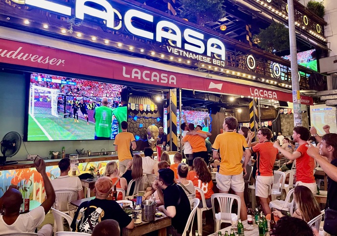 HCM City street bustles during Euro season - 6 HCM City street bustles during Euro season - 6