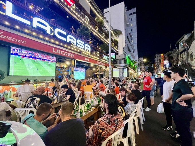 HCM City street bustles during Euro season - 5 HCM City street bustles during Euro season - 5