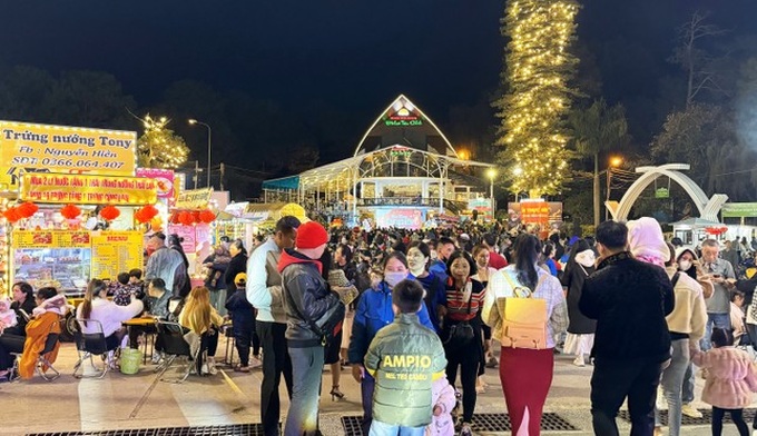 Da Lat launches first night food market - 1