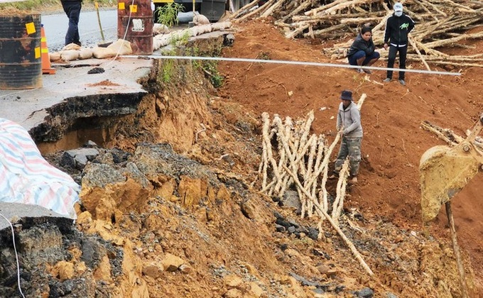 Dalat to Nha Trang road faces serious landslides - 3 Dalat to Nha Trang road faces serious landslides - 3