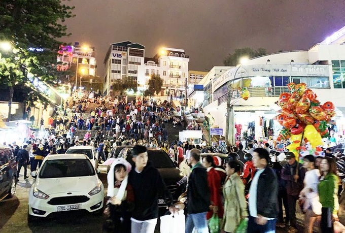 Dalat faces Tet traffic jams - 1 Dalat faces Tet traffic jams - 1
