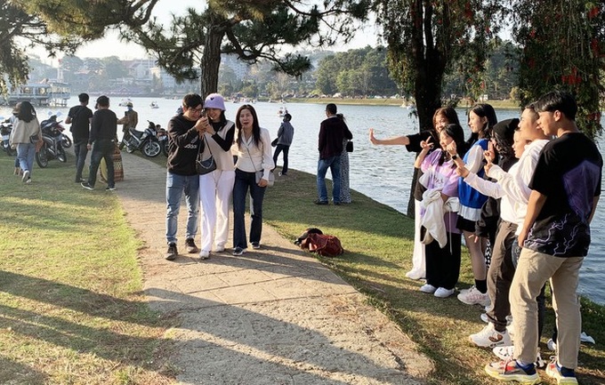 Visitors flock to Da Lat, ignoring Covid-19 preventive measures - 2