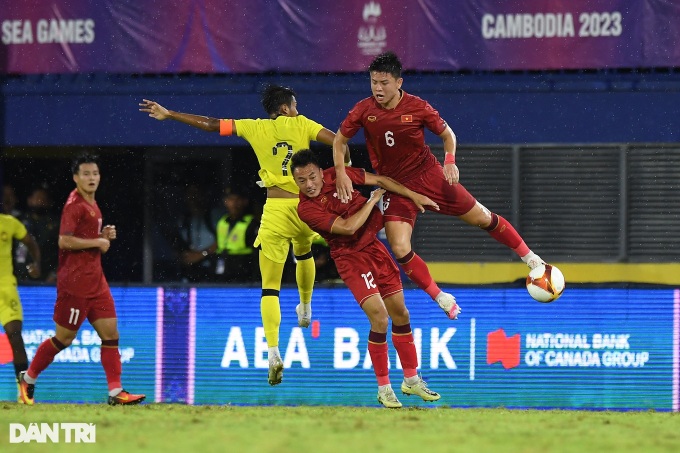SEA Games 32: Vietnam beat Malaysia 2-1 to advance to men’s football semi-finals - 1 SEA Games 32: Vietnam beat Malaysia 2-1 to advance to men’s football semi-finals - 1
