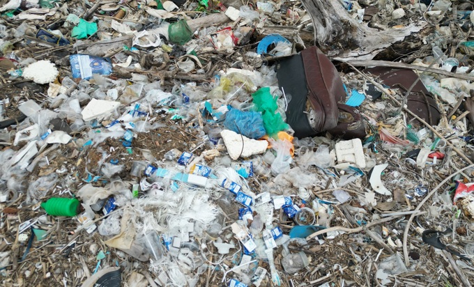 Binh Dinh lagoon faces serious pollution from littering - 3