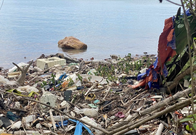 Binh Dinh lagoon faces serious pollution from littering - 4