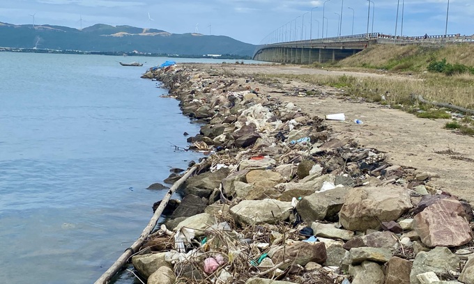 Binh Dinh lagoon faces serious pollution from littering - 5