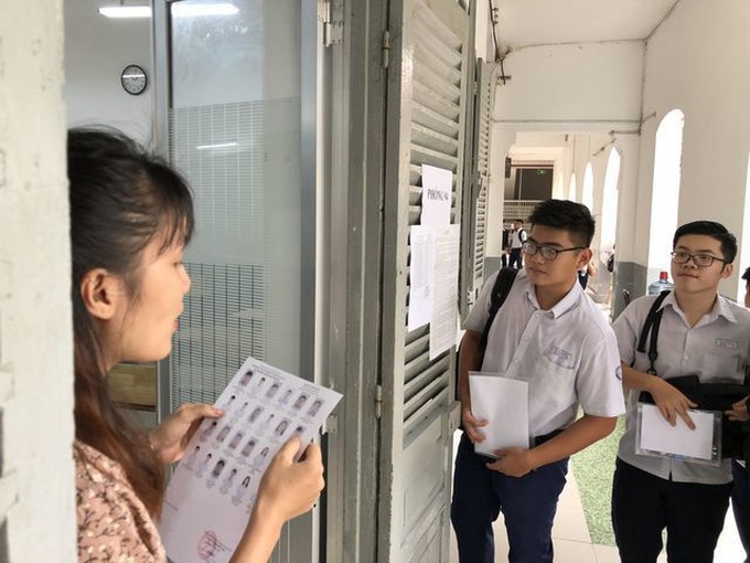 Nearly 900,000 students sit national high school exam - 1