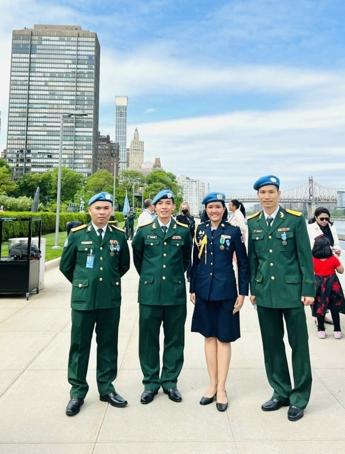 Three Vietnamese military officers awarded UNHQ medal - 1