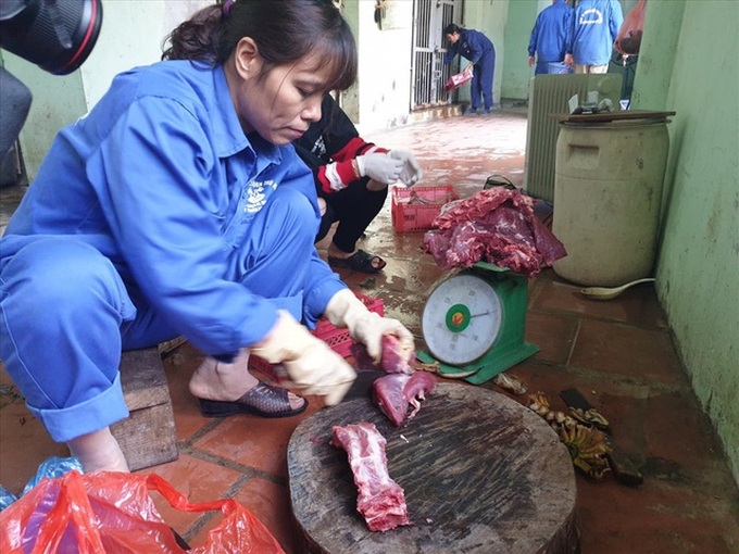 Zoo workers prepare for Tet - 3