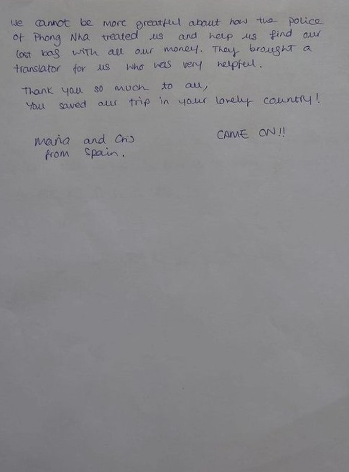 Spanish tourists thank Phong Nha police for helping find lost belongings - 2