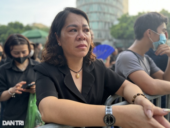 Vietnamese people come early to mourn party leader - 2 Vietnamese people come early to mourn party leader - 2