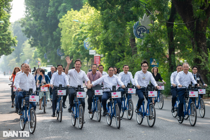 Vietnamese and Dutch PMs cycle Hanoi streets - 1 Vietnamese and Dutch PMs cycle Hanoi streets - 1