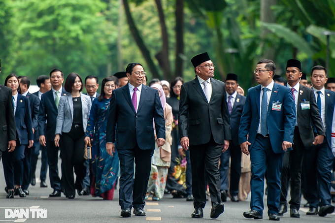 Malaysian PM arrives in Vietnam for visit - 2