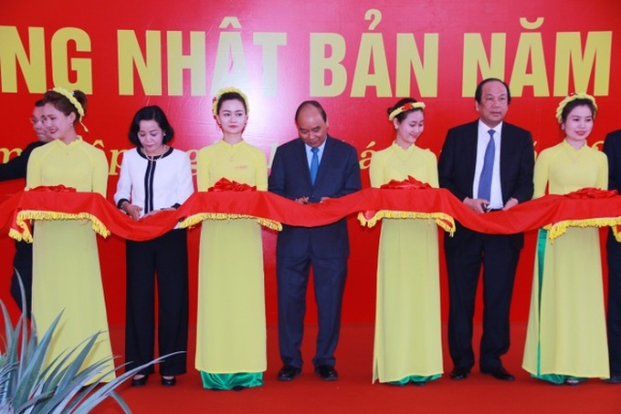 PM visits workers in Ninh Binh - 3