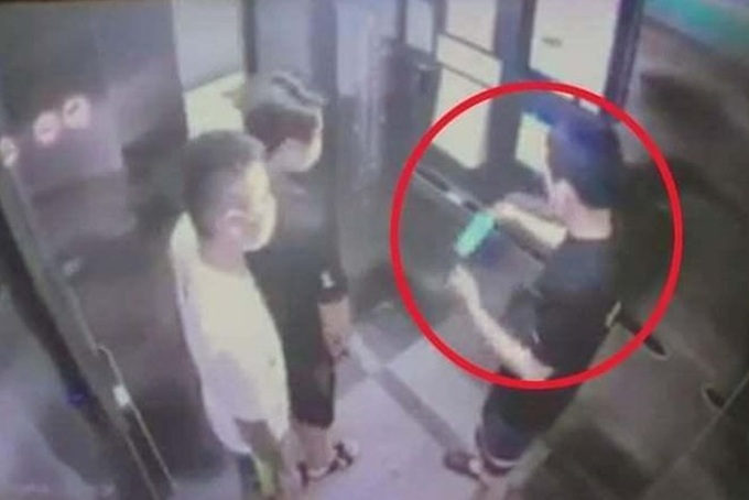 Hanoi man fined for spitting in lift - 1