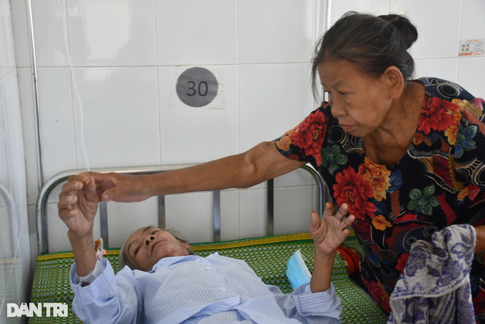 Quang Ngai couple need support to fight diseases - 2
