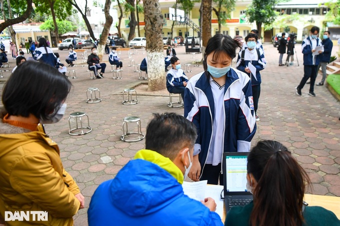 Hanoi starts Covid-19 inoculation for teenagers - 3