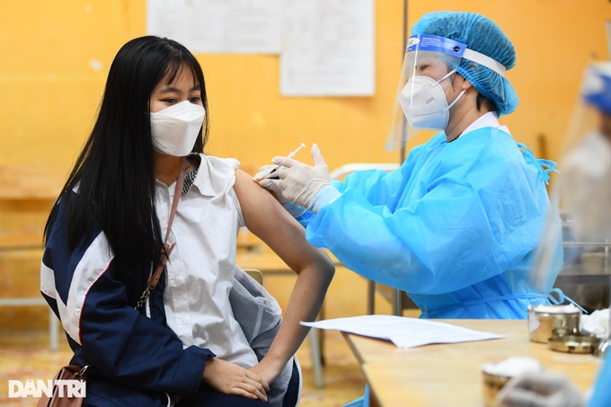 Hanoi starts Covid-19 inoculation for teenagers - 1