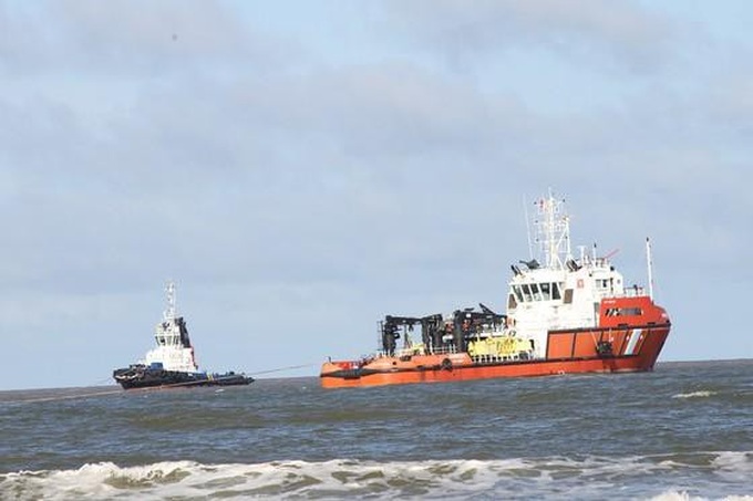 Rescue work begins for stranded cargo ship in Quang Tri - 1