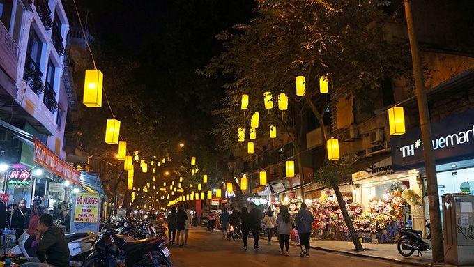 Hanoi flower market opened for Tet - 1
