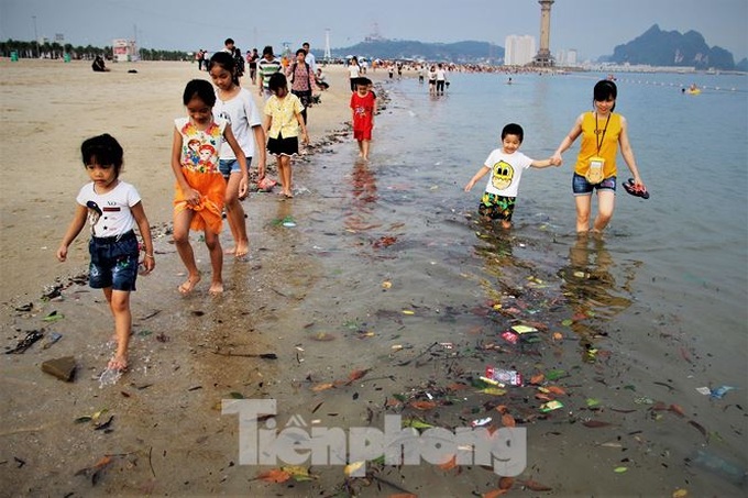 Rubbish-covered beach in Ha Long crowded on holiday - 2