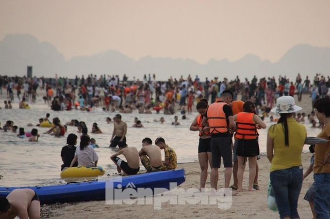 Rubbish-covered beach in Ha Long crowded on holiday - 5