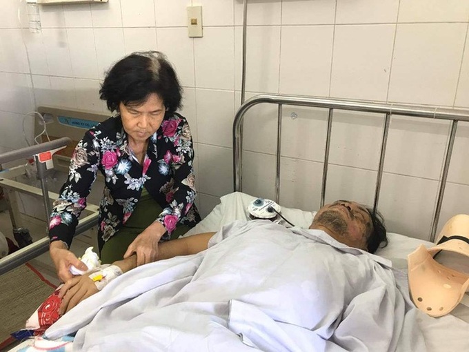 Paralysed man in Can Tho seeking help - 1 Paralysed man in Can Tho seeking help - 1