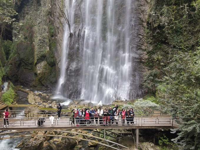 Vietnamese travel agents offer cheaper tours amid economic downturn - 1