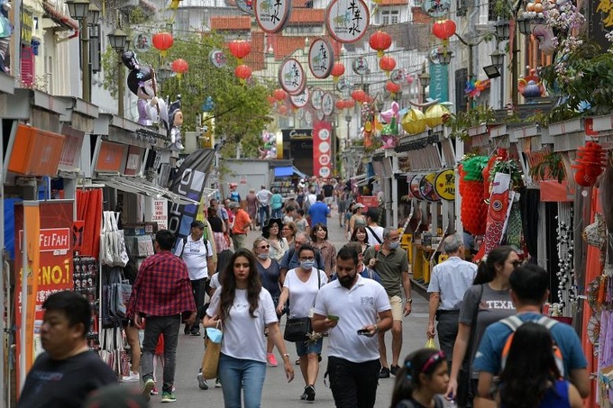 Singapore's virus-hit economy suffers worst decline in 2020 - 1