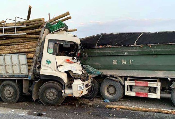 Two people die in truck collision - 1