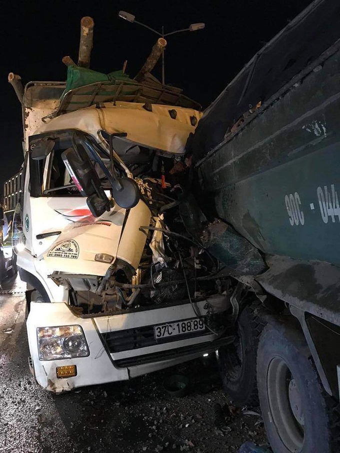 Two people die in truck collision - 2