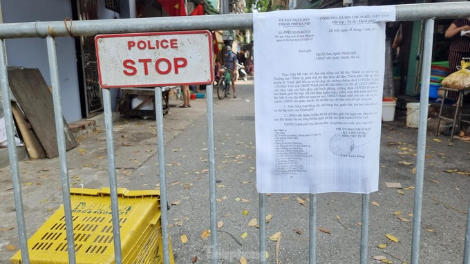 Hanoi markets remain open despite ban - 6