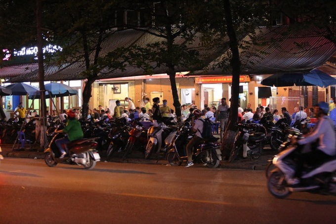 Many restaurants in Hanoi still open despite ban due to Covid-19 spread - 4