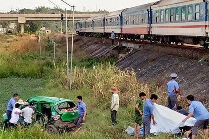 Train crashes into taxi in Quang Ngai, killing two - 1