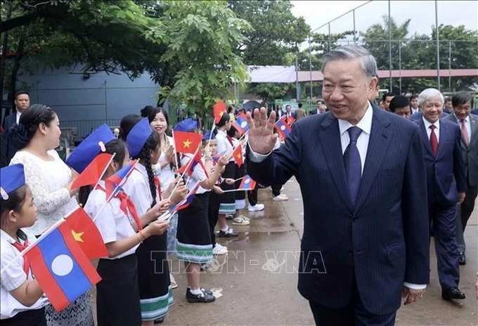 President visits Nguyen Du Lao-Vietnamese bilingual school - 1