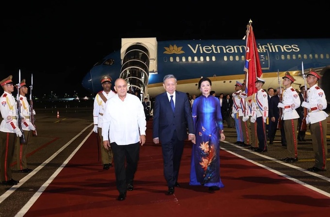 Top leader arrives in Cuba for state visit - 1