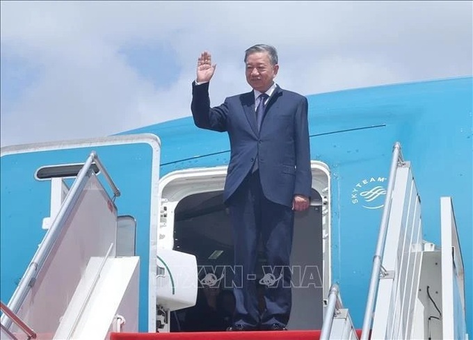 President arrives in Phnom Penh, beginning state visit to Cambodia - 1 President arrives in Phnom Penh, beginning state visit to Cambodia - 1