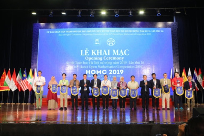 Teams descend on Hanoi Open Mathematics Competition 2019 - 1