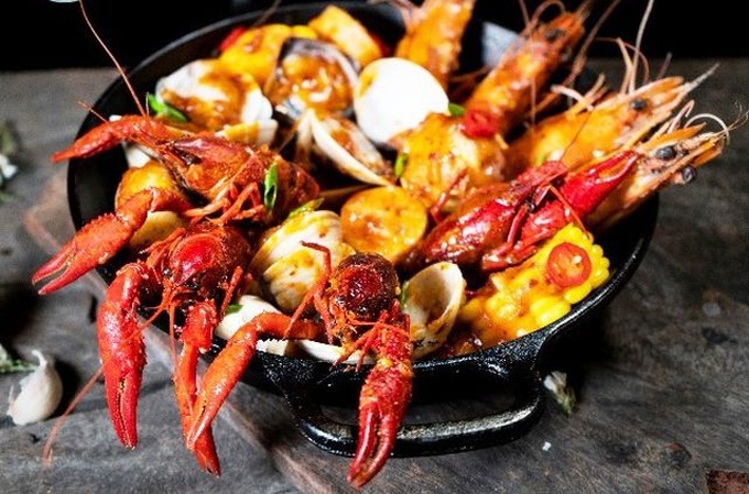 Red-claw crayfish still sold in HCM City despite ban - 1